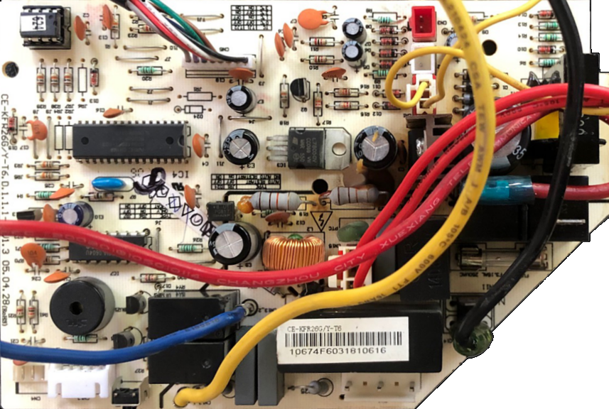 Técnico reparando placa inverter